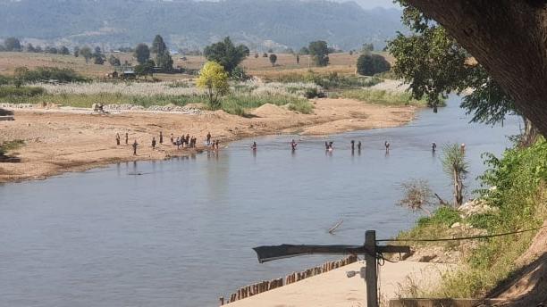 One thousand villagers fled into Thailand due to Fighting continues between the KNLA and the military junta in Lay Kay Kaw, Myawaddy township, Karen State