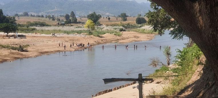 One thousand villagers fled into Thailand due to Fighting continues between the KNLA and the military junta in Lay Kay Kaw, Myawaddy township, Karen State